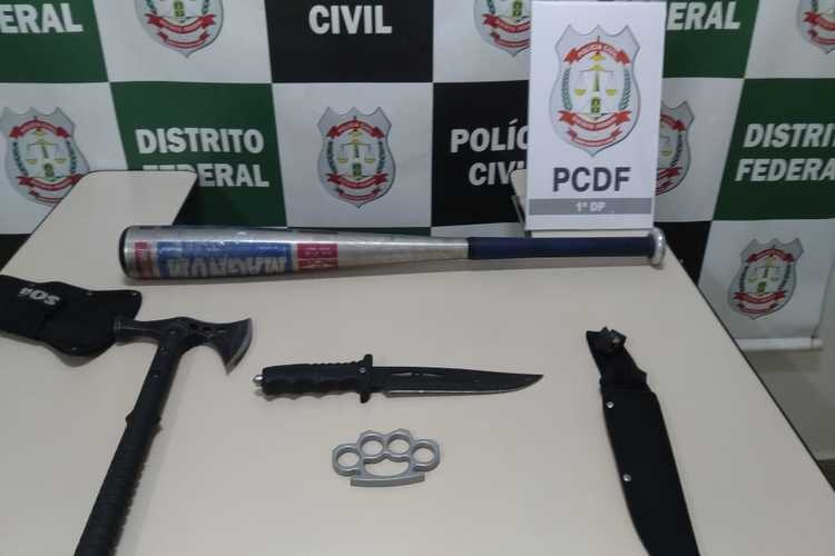 Os investigadores encontraram as armas brancas dentro do carro do suspeito