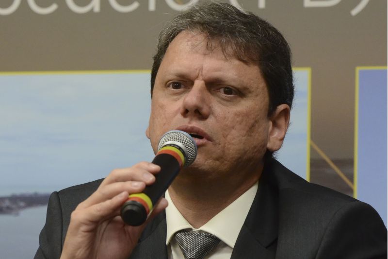 O ministro da Infraestrutura, Tarcísio Gomes de Freitas, assinou oito contratos de adesão de Terminais de Uso Privado (TUPs) para ampliar a movimentação de cargas no Brasil