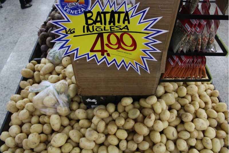 Batatas em supermercado