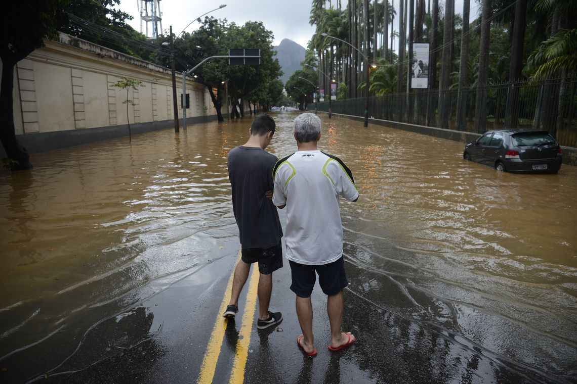 Cerca de 500 profissionais da prefeitura atuaram na limpeza e reparos das escolas, resolvendo problemas de alagamentos