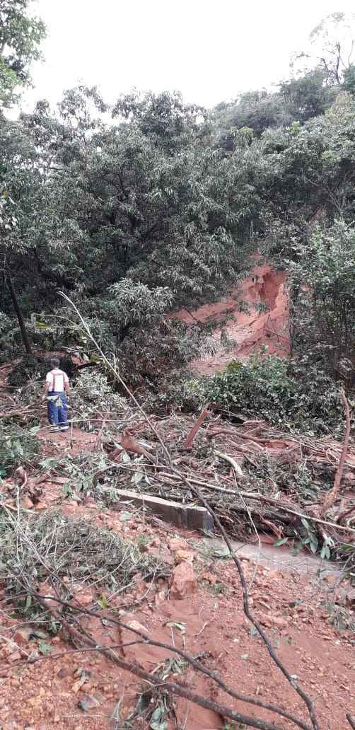 Terra e árvores deslizaram do Morro do Sansão, em Sobradinho 2, por causa da força da chuva