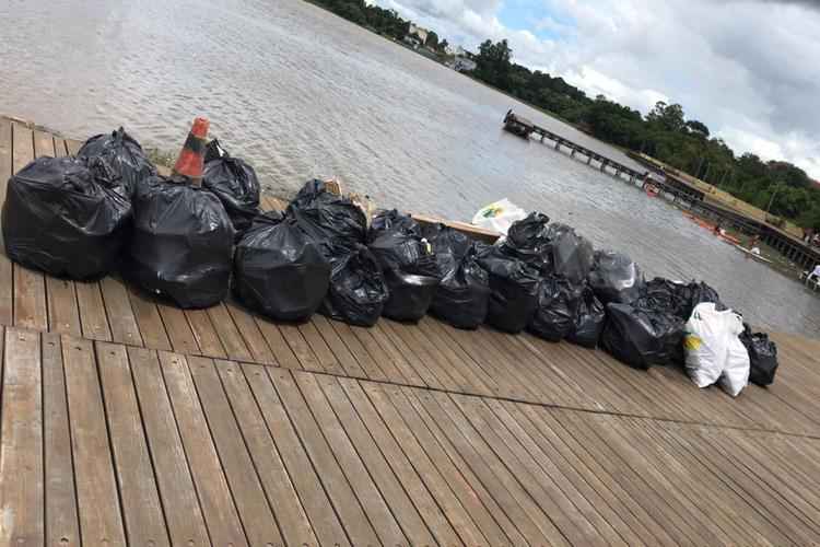 Ação realizada em 22 de março retirou quase 2 toneladas de lixo do lago