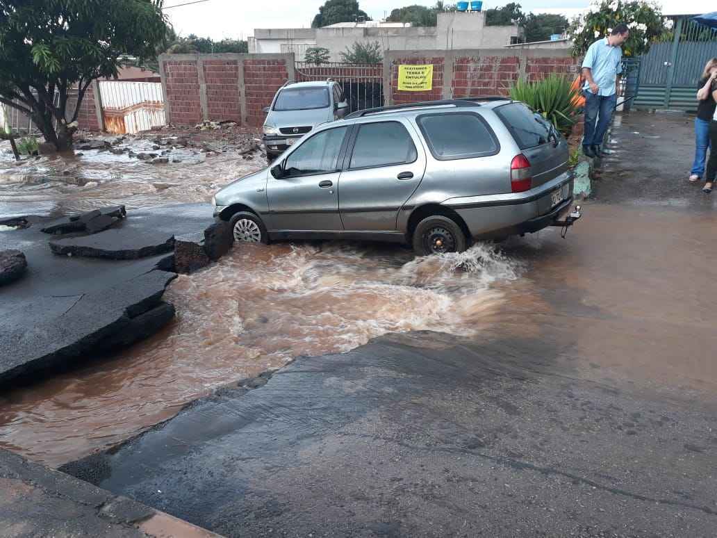 Carro acabou com as rodas presas em buraco