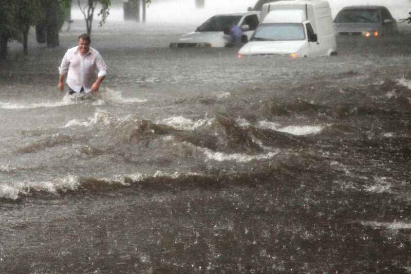 Chuva forte e alagamento no bairro da Pompéia, Zona Oeste de São Paulo.