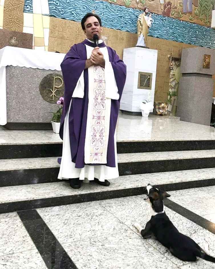 Cachorro assistindo à missa