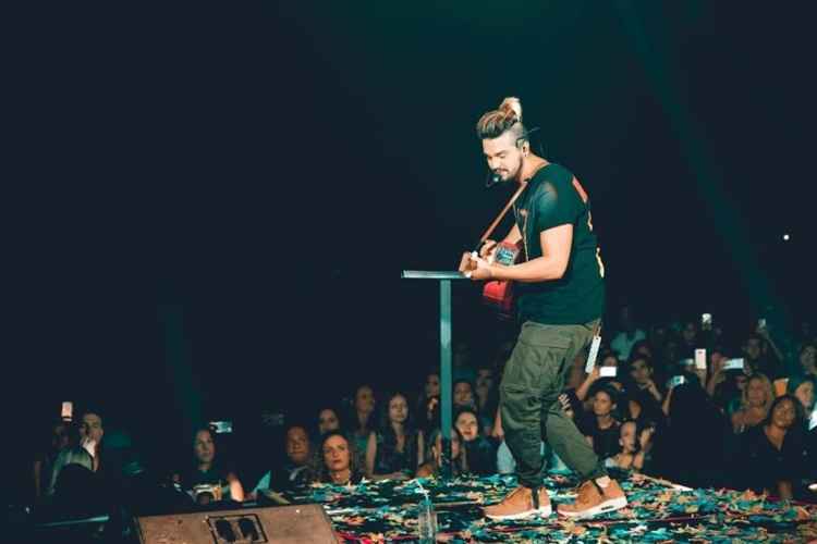 Cantor Luan Santana toca em show