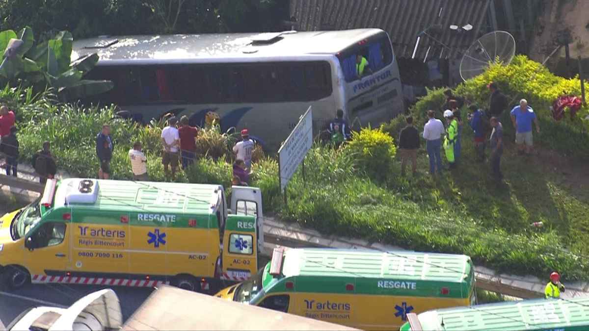 Ônibus cai em ribanceira na Rodovia Régis Bittencourt, em São Paulo