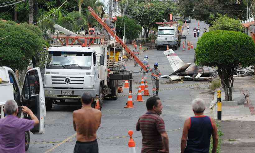 Além de peritos ligados à Força Aérea, que avaliaram os destroços do aparelho, equipes da Cemig trabalharam para restabelecer a fiação danificada na queda