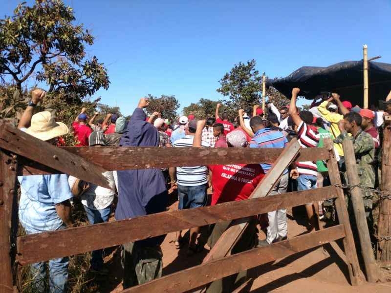 Invasão e ocupação de integrantes do Movimento dos Trabalhadores Rurais Sem Terra (MST) na fazenda Sálvia