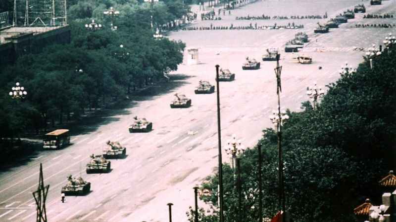 Manifestante encara tanque durante protestos na Praça da Paz Celestial, em Pequim, em 1989