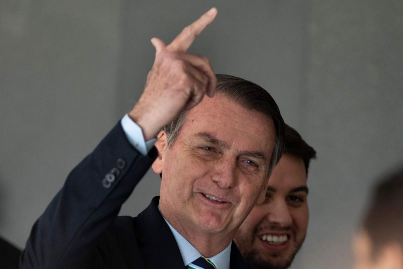 Bolsonaro arma