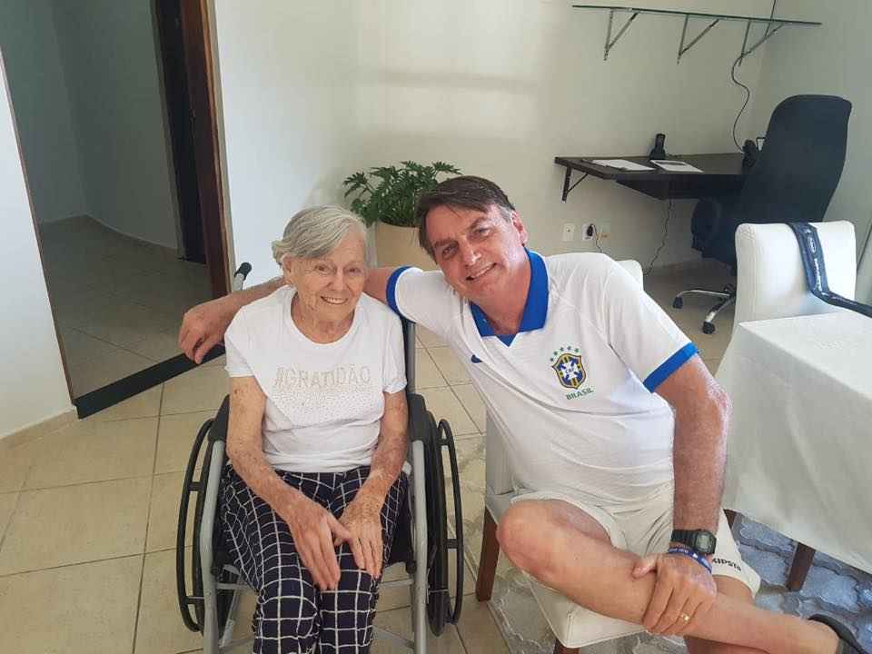 Presidente da República, Jair Bolsonaro, publica foto com a mãe, Olinda Bolsonaro, durante estadia em Guarujá (SP), litoral do estado, em feriado prolongado da Páscoa