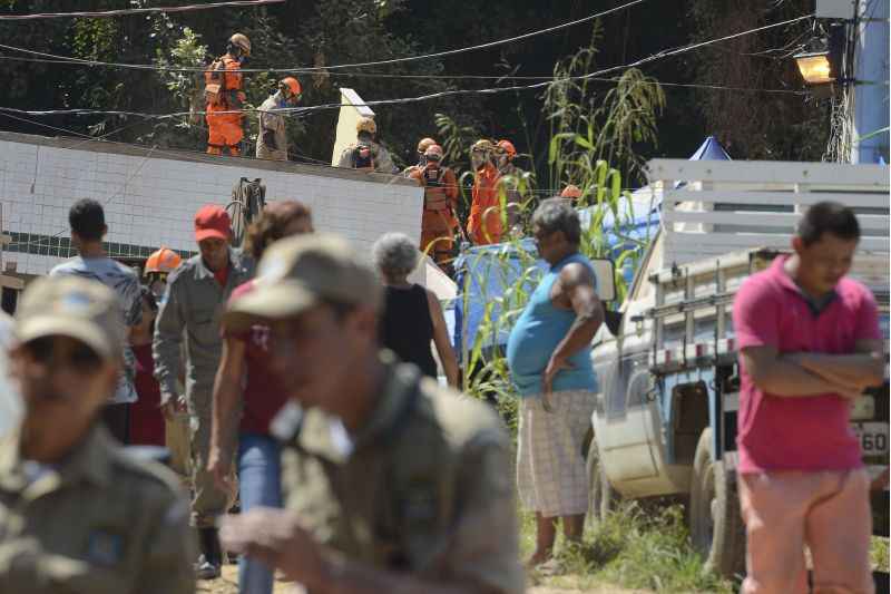 Corpo de Bombeiros continua buscas no desabamento em Muzema. Equipes que atuam na busca e resgate de pessoas após o desabamento dos dois prédios na comunidade da Muzema,