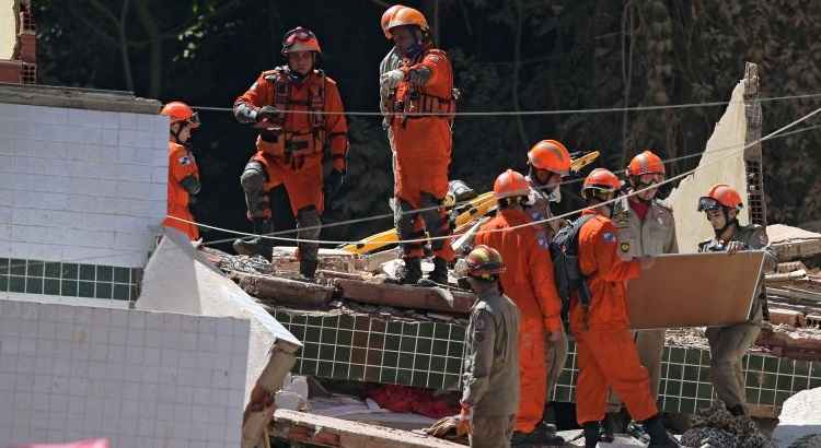 Corpo de Bombeiros durante operação na tragédia de Muzema