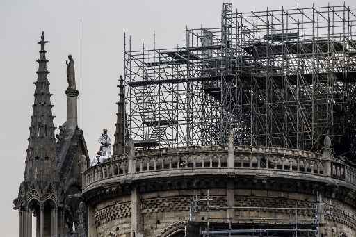 As obras de cobertura para proteger da chuva a catedral de Notre-Dame de Paris começaram nesta terça-feira