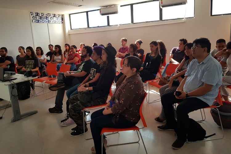 Os alunos dos Centros Interescolares de Línguas se reuniram nesta terça-feira (23/4) na Biblioteca Nacional para participarem da maratona de tradução