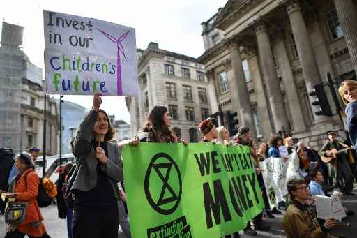 Ativistas da mudança climática bloqueiam o tráfego, no centro de Londres, durante protestos ambientais do grupo Extinction Rebellion