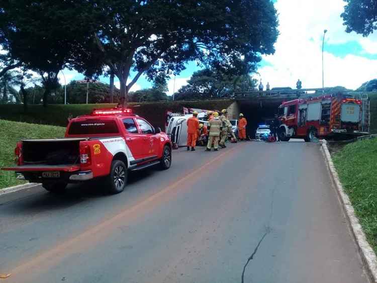 A vítima ficou presa dentro do veículo e precisou de socorro para sair do carro