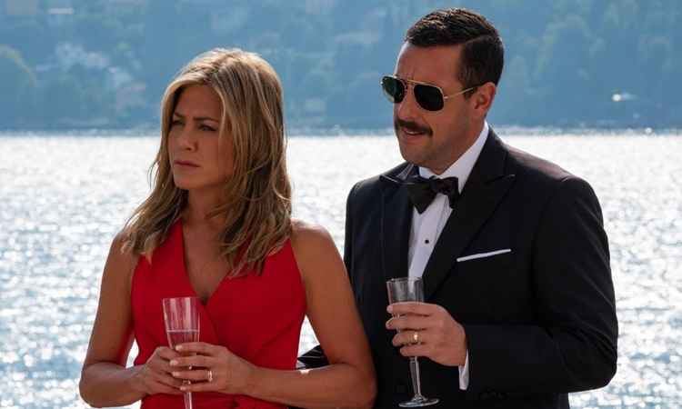 Adam Sandler e Jennifer Aniston se tornam principais suspeitos de um crime que não cometeram