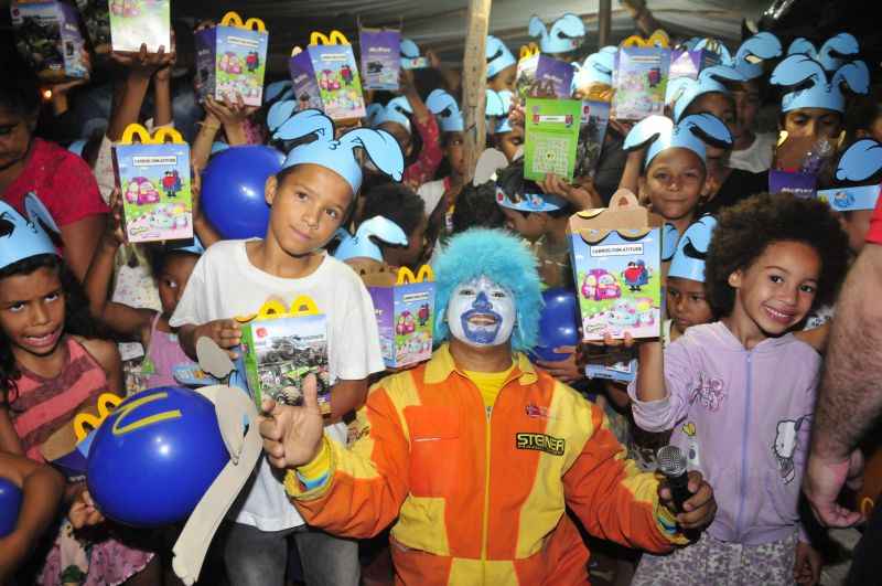 Evento beneficente de Páscoa para crianças da Estrutural com lanches e palhaço