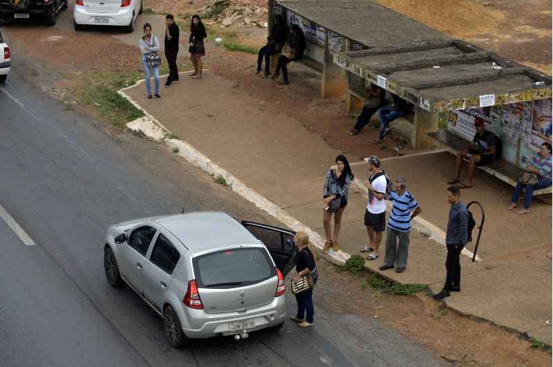 Carro pega passageiro em parada de ônibus: cada motorista pagava R$ 150 por semana a PMs, segundo denúncia