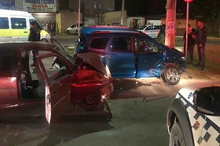 Dentro de carro roubado, a polícia ainda encontrou aparelhos celulares, cartões de crédito e uma bolsa feminina