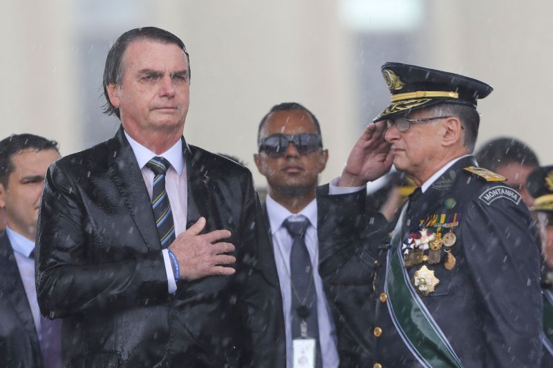 Bolsonaro afirmou ainda desconhecer críticas sobre o reajuste de salários para a categoria e disse que dar os mesmos direitos a militares na Previdência fará com que o custo suba muito