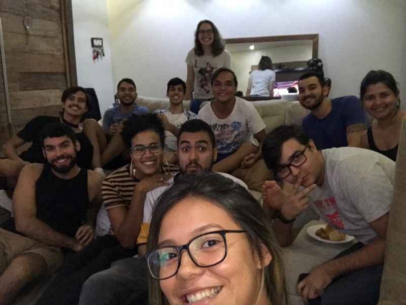 A reunião aos domingos virou tradição para o grupo de Jéssica Oliveira (D)