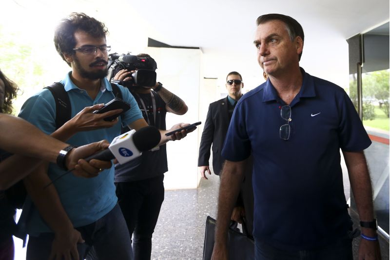 Bolsonaro, ontem, durante visita que fez ao filho Flávio: presidente defendeu a aprovação da reforma da Previdência sem 