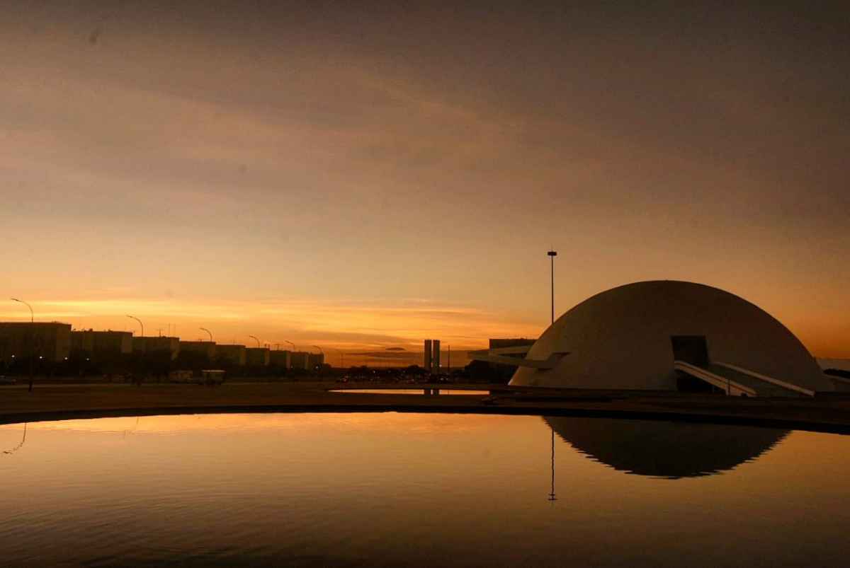 Sol nascendo no Museu Nacional