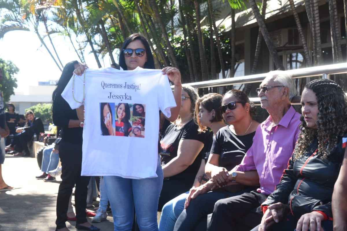 Mais de 100 pessoas fazem fila em frente ao Fórum de Ceilândia, onde o ex-policial, Ronan Menezes do Rego será julgado pelo assassinato da ex-noiva, Jéssyka Layanara