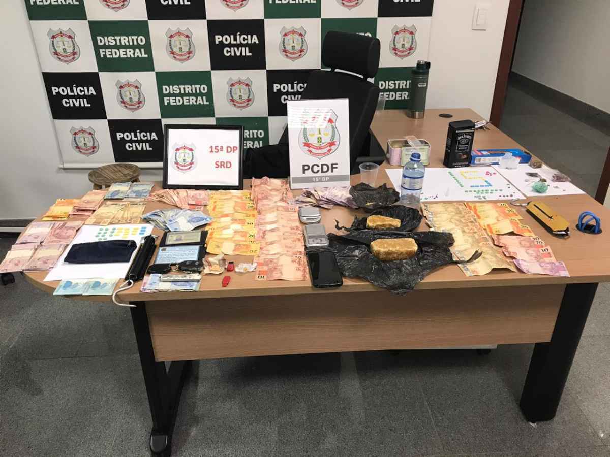 Os agentes apreenderam drogas e, cerca de R$ 3 mil em dinheiro