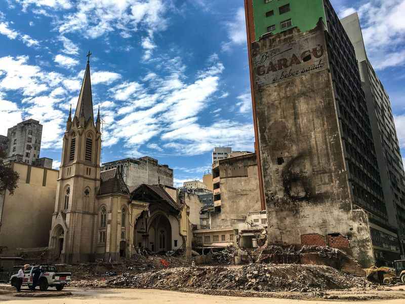 Restos dos escombros do prédio que desabou após incêndio no Largo do Paissandu