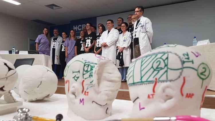 Equipe médica que participou da cirurgia de separação de gêmeas siamesas no DF - (foto: Carlos Vieira/CB/D.A. Press) Equipe médica que participou da cirurgia de separação de gêmeas siamesas no DF - (foto: Carlos Vieira/CB/D.A. Press)
