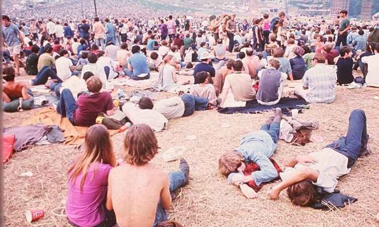 No fim da década de 1960, o festival de Woodstock trouxe grandes nomes como Janis Joplin e Jimi Hendrix em performances memoráveis