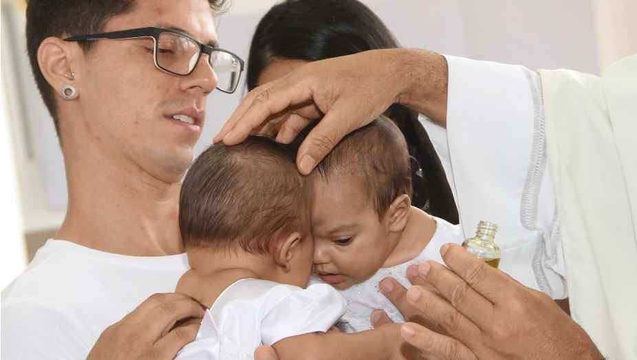 Mel e Lis, no dia do batizado: católica, mãe conta que se apegou à fé para enfrentar o desafio de ter filhas siamesas