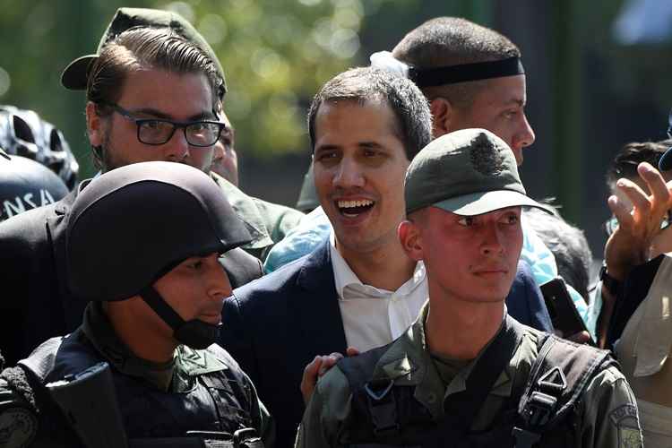 Guaidó também convocou outros militares a se juntarem a seu movimento