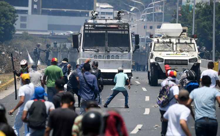 veículo blindado avança em manifestantes opositores em Caracas