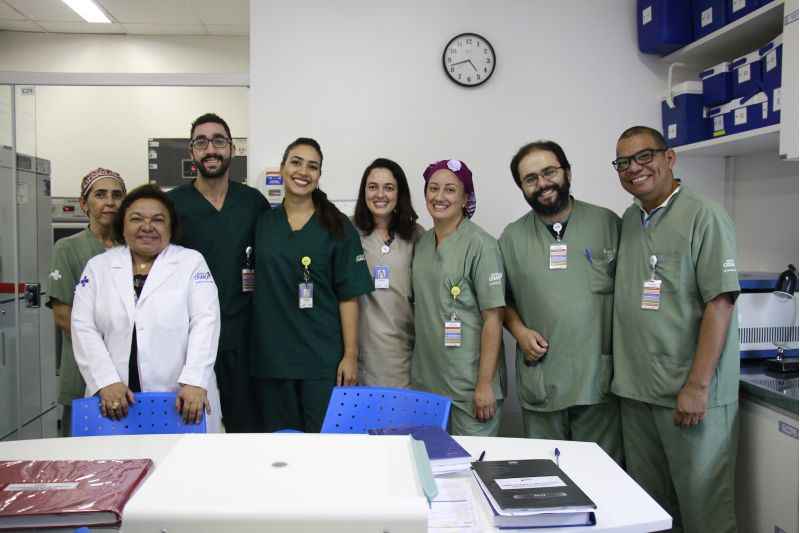 Mais de 50 profissionais se envolveram diretamente na cirurgia de separação das gêmeas Lis e Mel (no detalhe), no Hospital da Criança de Brasília