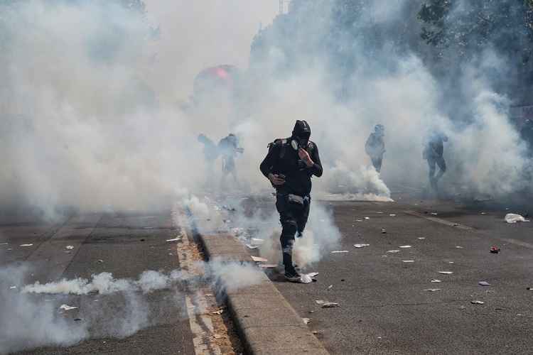 Tensão em Paris, sob forte esquema de segurança por manifestações de 1º de maio