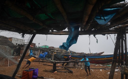 Pescadores indianos se preparam para a chegada do ciclone Fani em praia de Puri, no estado indiano de Odisha