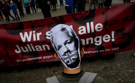 Jovens em apoio a Julian Assange em Berlin, na Alemanha