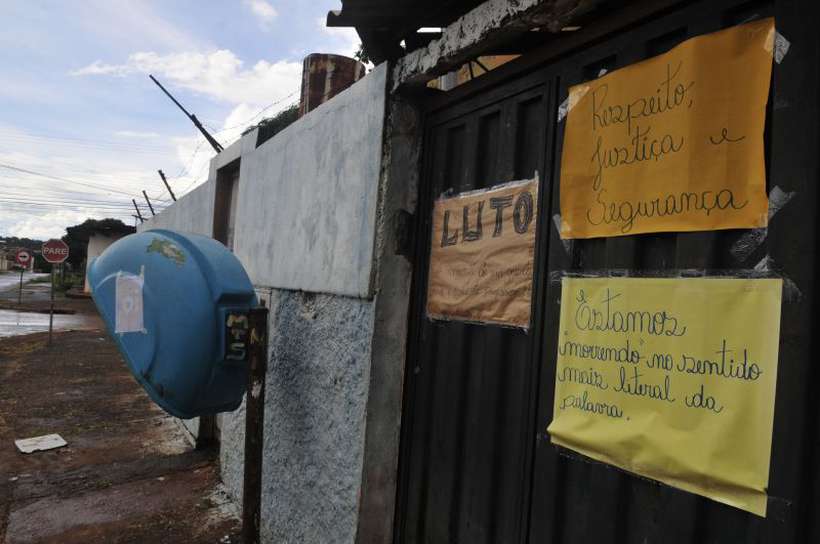 Cartazes foram fixados nos portões da escola