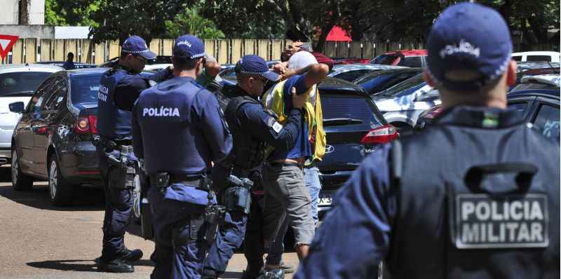 A lei atual prevê que policiais militares indiciados ou denunciados por crime doloso percam a autorização para portar armas