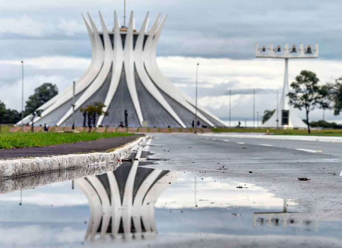 Chuva forte de quinta ainda deixa ruas molhadas nesta sexta