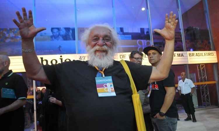 homem com braços estentidos na frente do cine brasília