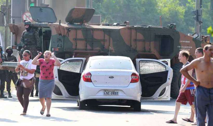 Carro do músico Evaldo Rosa após ação de militares na Zona Norte do Rio