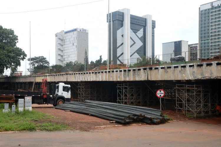 Obras no viaduto sobre a Galeria dos Estados