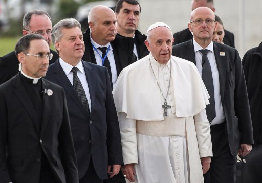 Francisco rezou no memorial dedicado à Madre Teresa, situado no museu mais visitado do país, na presença de representantes ortodoxos, muçulmanos, judeus e metodistas