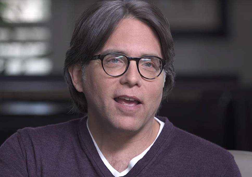 Keith Raniere enfrenta acusações de tráfico sexual, extorsão, ameaças, corrupção de menores e conspiração para delinquir